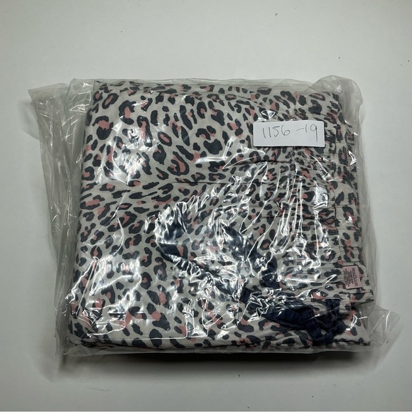Victoria's Secret Snow Leopard Pajama Set Size Medium - Picture 9 of 9